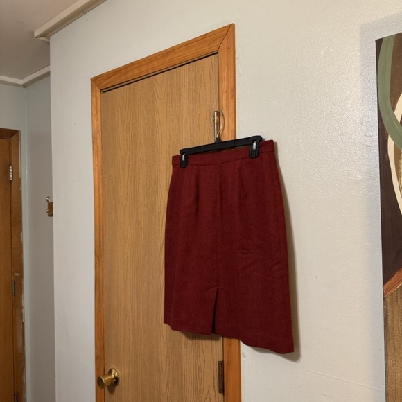 Banana Republic Size 10 Red w/Herringbone Print Wool Knee-Length Skirt - EUC - Picture 2 of 4